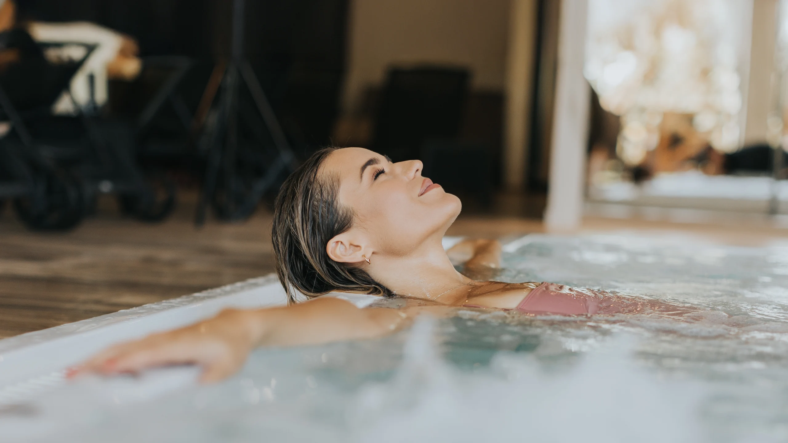 entspannte-Frau-im-Pool