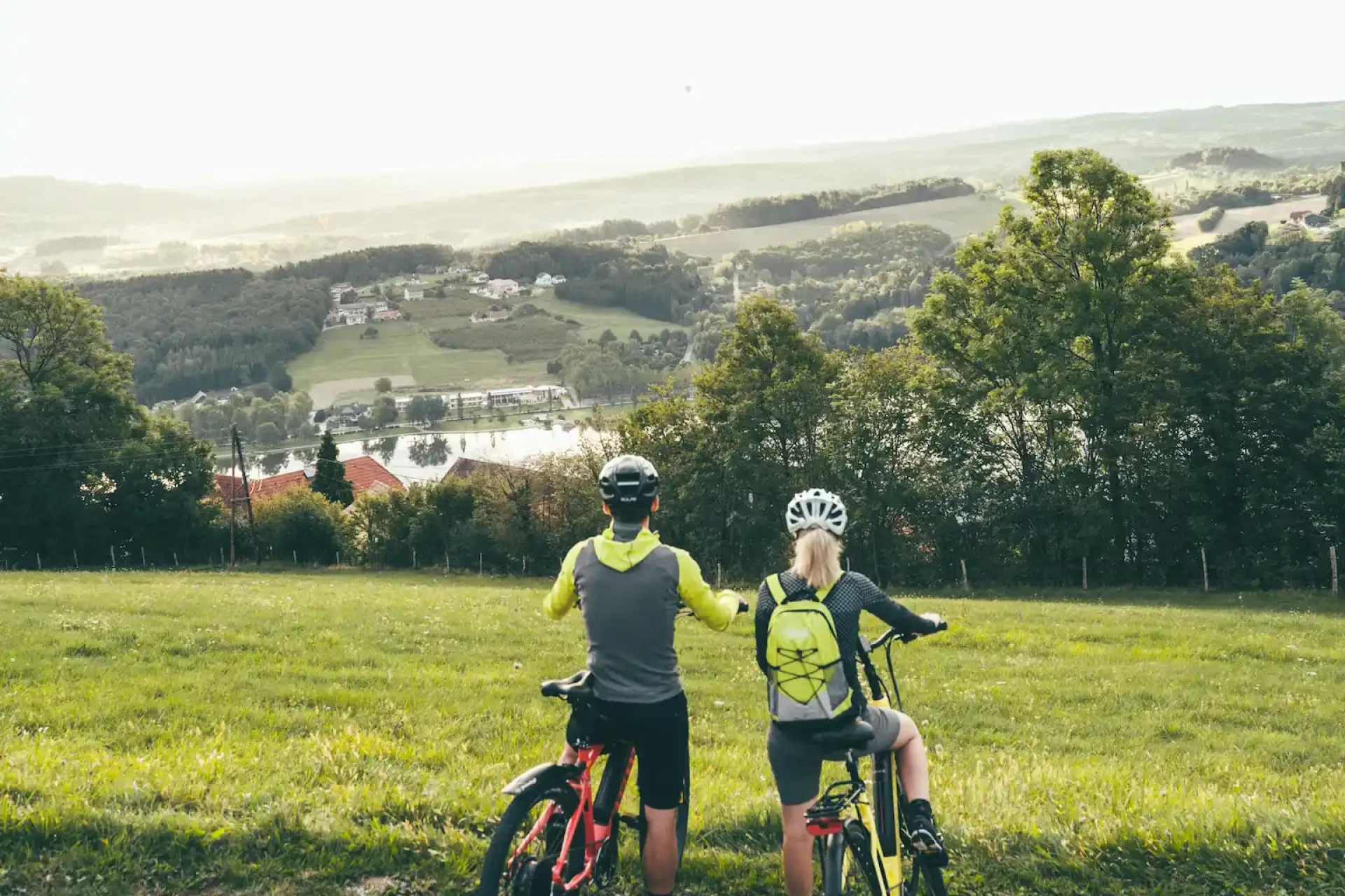 328531-Radfahren_Stubenbergsee-Paerchen-Pause_Apfelland_cmvisuals