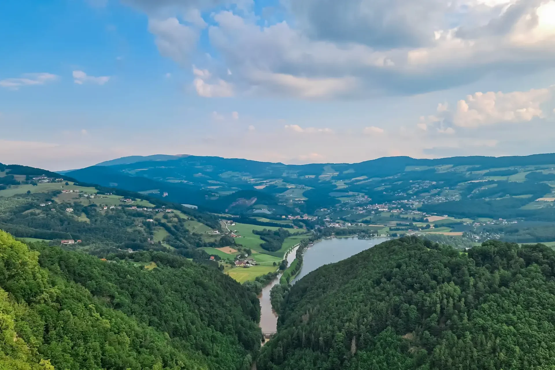 Atemberaubende-Luftaufnahme-von-der-Geierwand-des-Stubenbergsees-in-Stubenberg