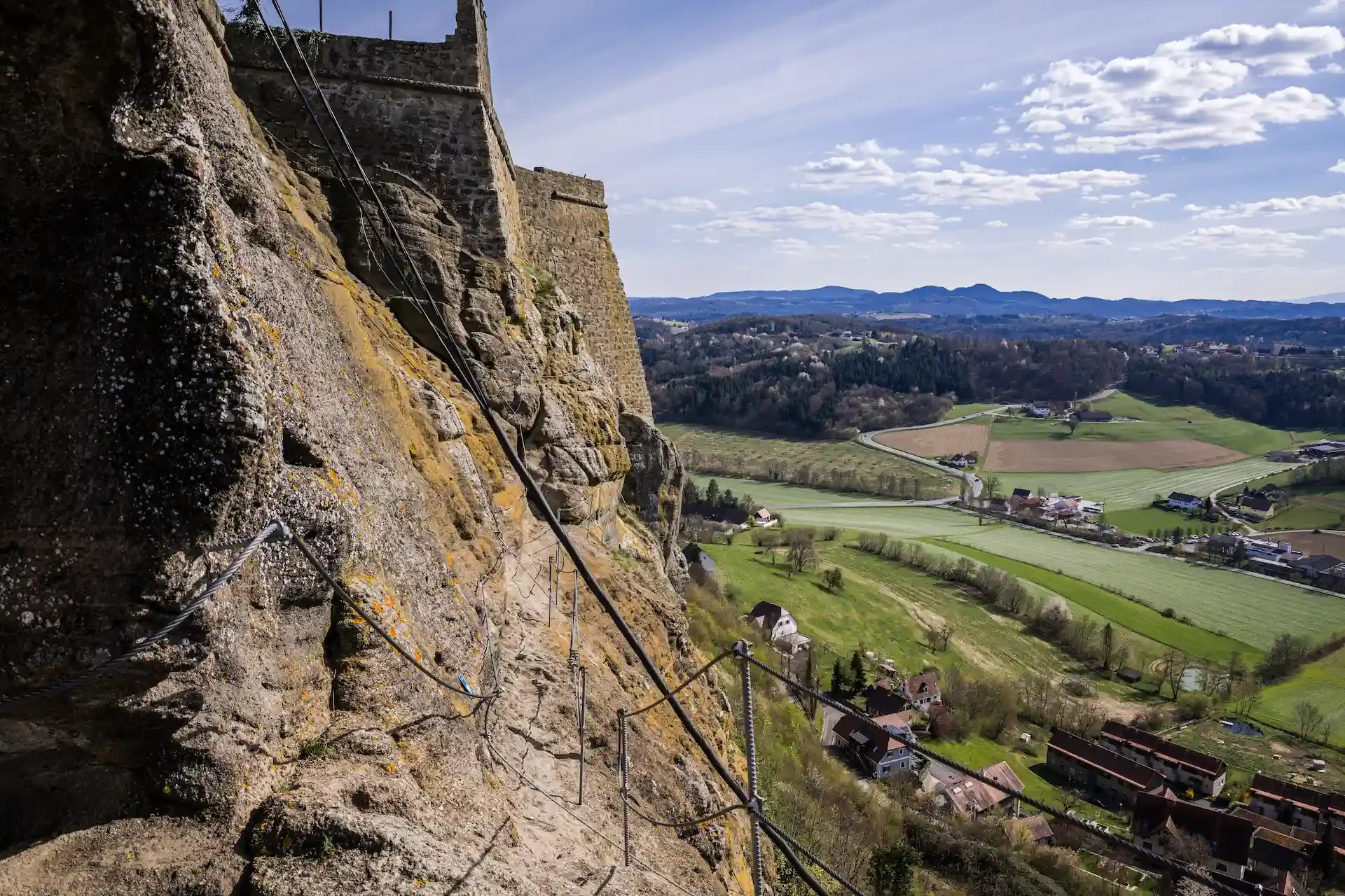 Ein-Abschnitt-des-Leopold-Klettersteigs-ueber-den-Klettersteig-auf-der-Felswand-der-Burg-Riegersburg