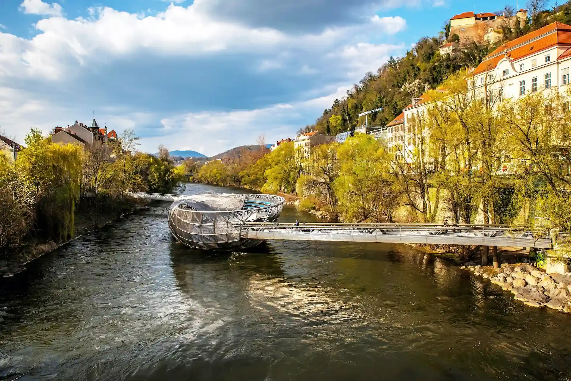 Graz-mit-Mur-und-Murinsel-im-Sommer