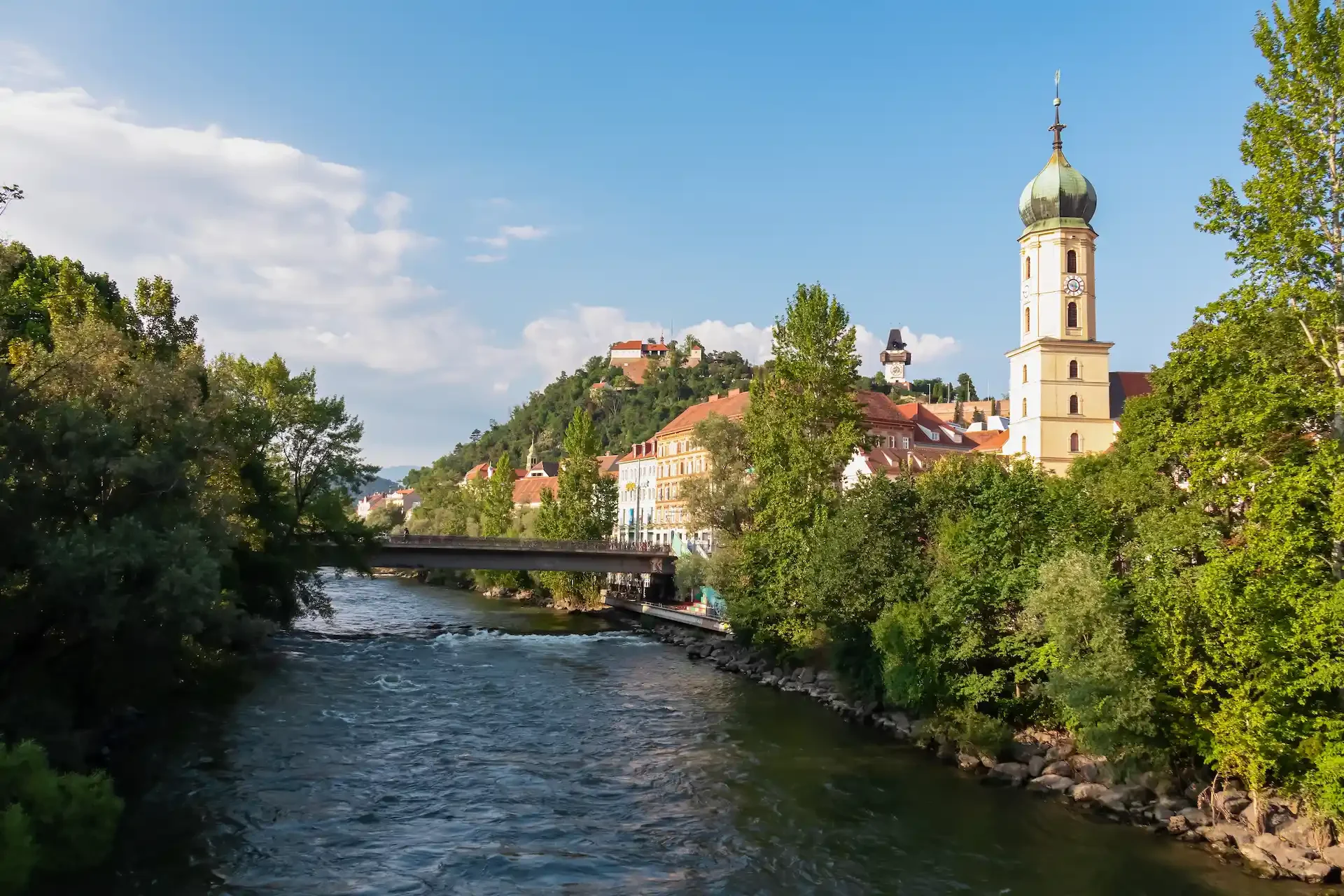 Panoramablick-auf-die-Franziskanerkirche-in-der-Grazer-Altstadt