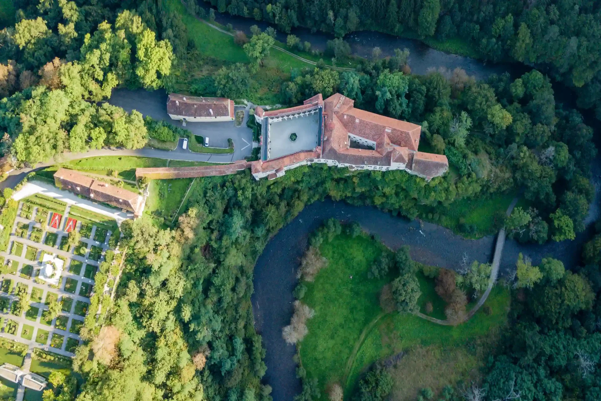 Schloss-Herberstein-aus-der-Vogelperspektive
