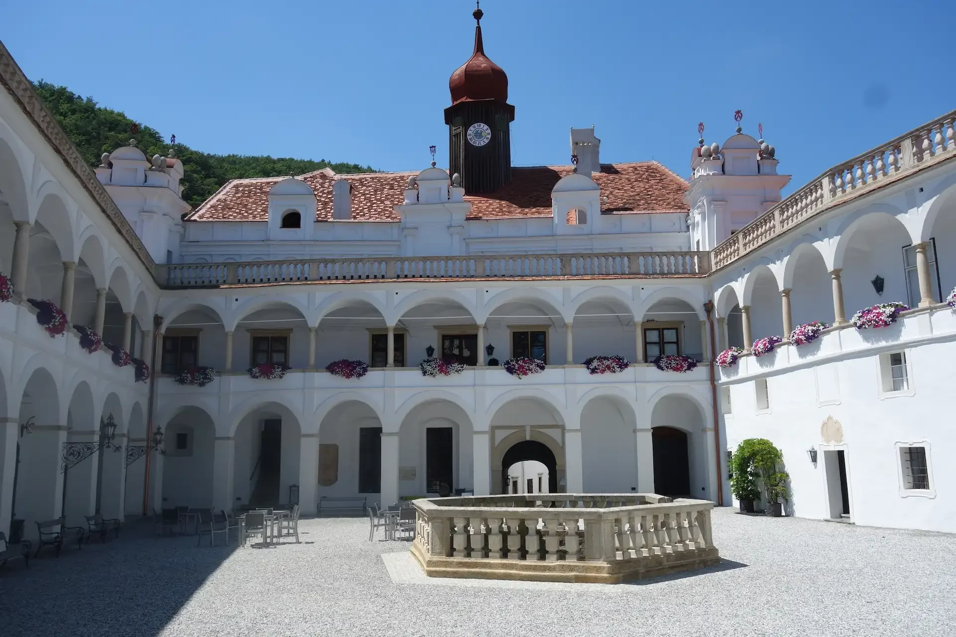 Schloss-Herberstein-schoenes-Schloss-in-der-Steiermark