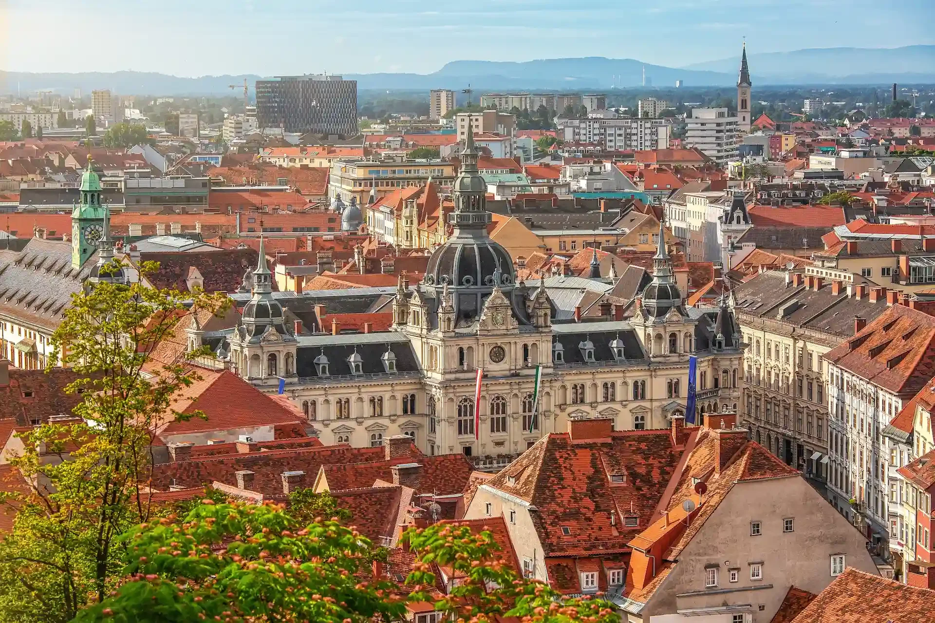 Schoene-Panoramasicht-auf-die-Altstadt-von-Graz