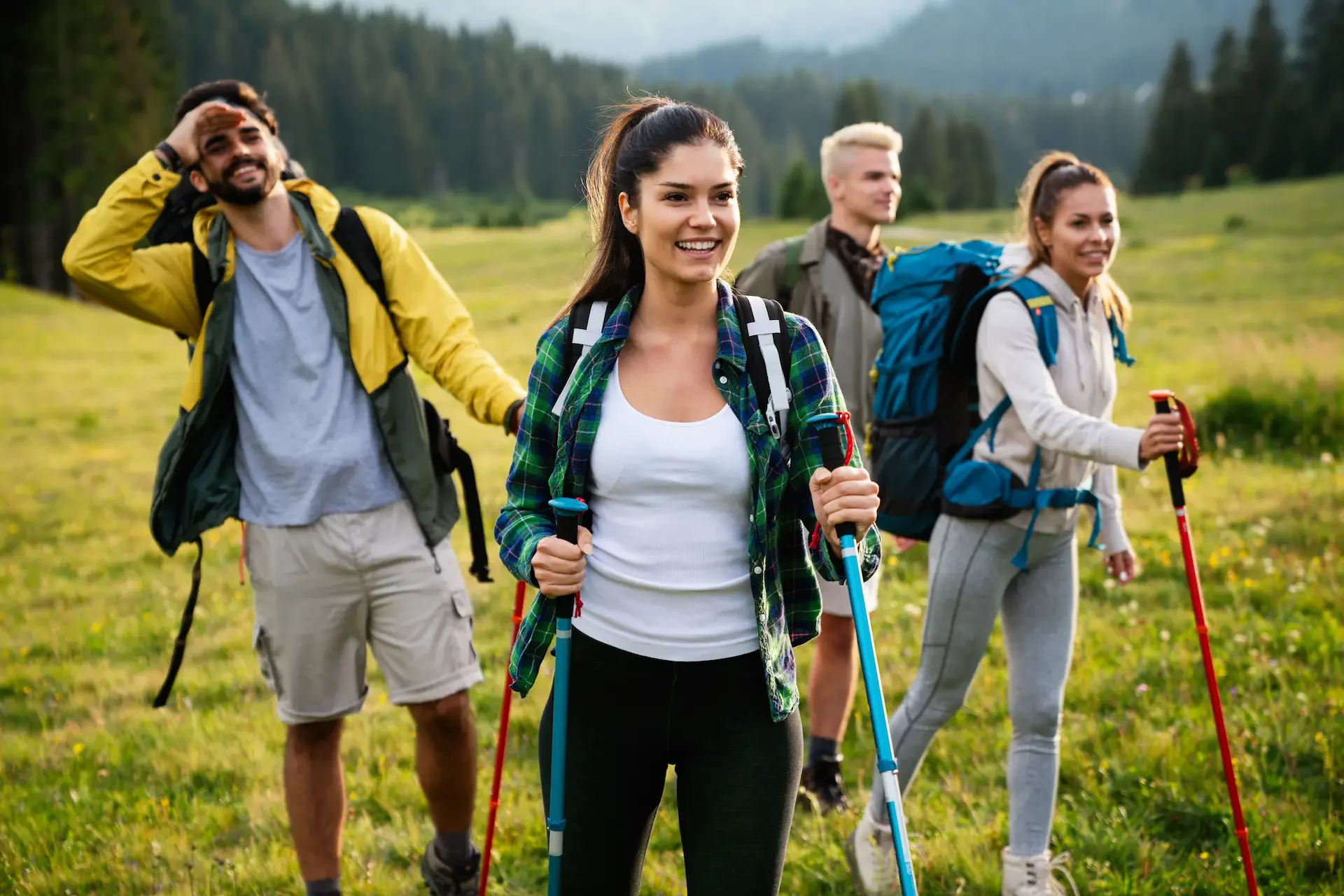 Vier-Personen-beim-Wandern