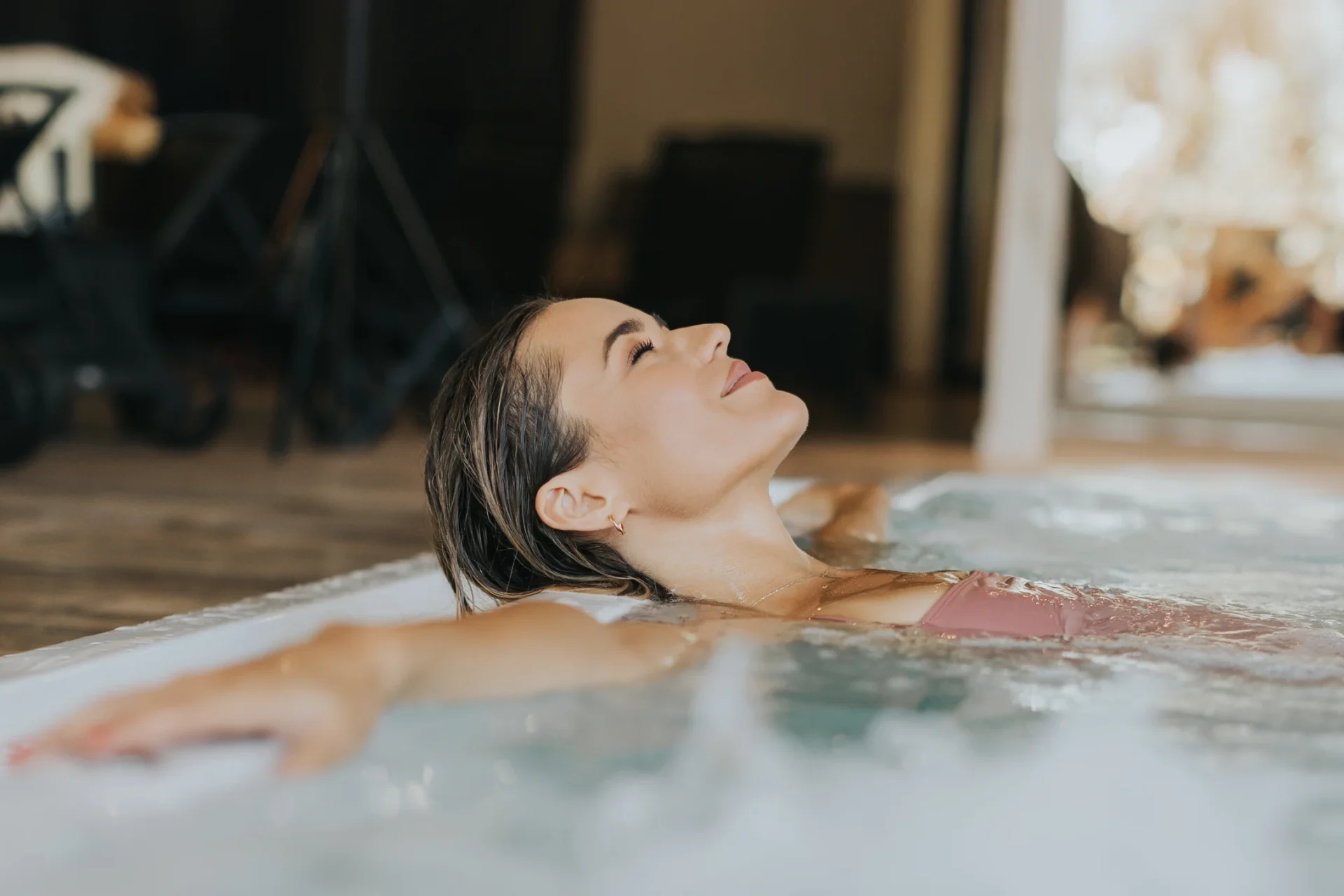 entspannte-Frau-im-Pool
